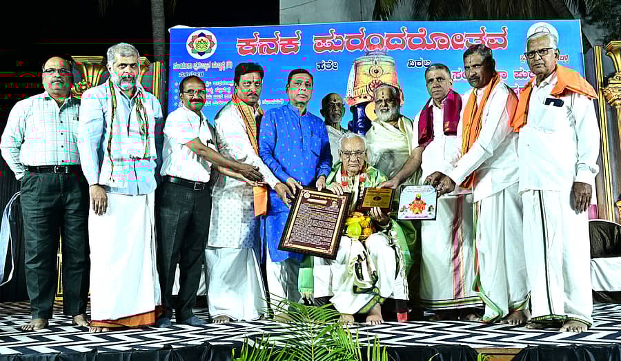 ಹುಬ್ಬಳ್ಳಿ ಭವಾನಿ ನಗರದ ರಾಘವೇಂದ್ರ ಸ್ವಾಮಿ ಮಠದ ಆವರಣದಲ್ಲಿ ಹಮ್ಮಿಕೊಂಡಿದ್ದ ಕನಕ– ಪುರಂದರೋತ್ಸವ ಕಾರ್ಯಕ್ರಮದಲ್ಲಿ ಹಿರಿಯ ಸಂಶೋಧಕ ಕೃಷ್ಣ ಕೊಲ್ಹಾರ ಕುಲಕರ್ಣಿ ಅವರಿಗೆ ‘ಸಂಯುತಾ ಪುರಂದರ ಪ್ರಶಸ್ತಿ’ ಪ್ರದಾನ ಮಾಡಲಾಯಿತು