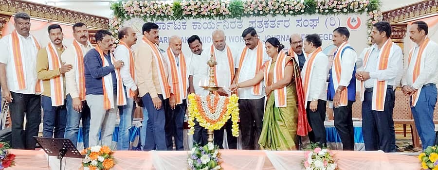 ಬೇಲೂರಿನಲ್ಲಿ ನಡೆದ ಕಾರ್ಯನಿರತ ಪತ್ರಕರ್ತರ ಸಂಘದ ತಾಲ್ಲೂಕು ಘಟಕದ ಪದಾಧಿಕಾರಿಗಳ ಪದಗ್ರಹಣ ಹಾಗೂ ಅಭಿನಂದನಾ ಸಮಾರಂಭವನ್ನು ಪತ್ರಕರ್ತರ ಸಂಘದ ರಾಜ್ಯಾಧ್ಯಕ್ಷ ಶಿವಾನಂದ ತಗಡೂರು ಉದ್ಘಾಟಿಸಿದರು. ಉಪಾಧ್ಯಕ್ಷ ಎಚ್.ಬಿ.ಮದನ್‌ಗೌಡ, ಶಾಸಕ ಎಚ್.ಕೆ.ಸುರೇಶ್ ಪಾಲ್ಗೊಂಡಿದ್ದರು