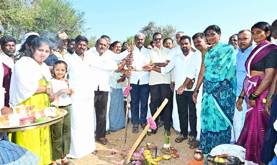 ಲಿಂಗವ್ವನಾಗತಿಹಳ್ಳಿ ಗ್ರಾಮದ ಬಳಿ ಹರಿಯುವ ಹಳ್ಳಕ್ಕೆ ನೂತನ ಚೆಕ್‍ಡ್ಯಾಂ ಬ್ರಿಡ್ಜ್ ಕಂ ಬ್ಯಾರೇಜ್ ನಿರ್ಮಾಣ ಕಾಮಗಾರಿಗೆ ಶಾಸಕ ಡಾ.ಎಂ.ಚಂದ್ರಪ್ಪ ಭೂಮಿ ಪೂಜೆ ನಡೆಸಿದರು