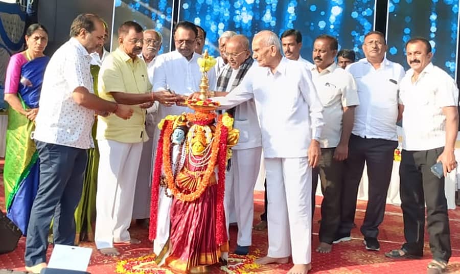 <div class="paragraphs"><p>ಬಿಡದಿ ಹೋಬಳಿಯ ಭೈರಮಂಗಲ ಗ್ರಾಮದಲ್ಲಿರುವ ಶ್ರೀ ವೃಷಭಾವತಿ ಗ್ರಾಮಾಂತರ ಪ್ರೌಢಶಾಲೆ ಮತ್ತು ಹಿರಿಯ ಪ್ರಾಥಮಿಕ ಪಾಠಶಾಲೆಯಲ್ಲಿ ನಡೆದ ಶಾಲಾ ವಾರ್ಷಿಕೋತ್ಸವ ಸಮಾರಂಭವನ್ನು ಸಾಹಿತಿ ಡಾ. ಬಂಜಗೆರೆ ಜಯಪ್ರಕಾಶ್ ಉದ್ಘಾಟಿಸಿದರು.&nbsp; ರೆ</p></div>