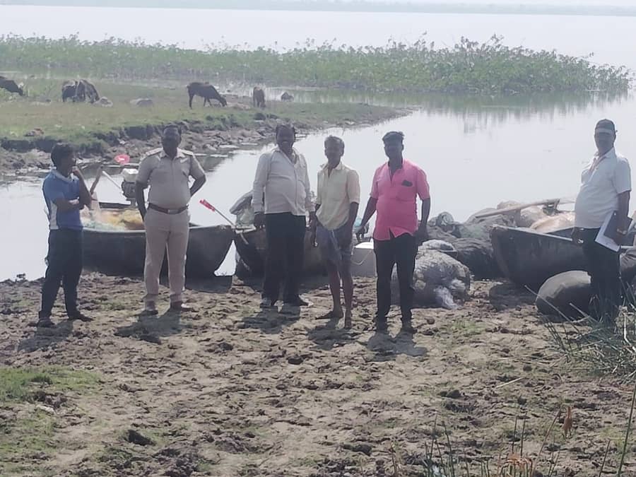 ನಾಲತವಾಡ ಸಮೀಪದ ಇಂಗಳಗಿ-ಟಕ್ಕಳಕಿ ಬಳಿ ಅಕ್ರಮ ಮೀನುಗಾರಿಕೆ ನಡೆಸುತ್ತಿದ್ದವರ ಮೇಲೆ ಮೀನುಗಾರಿಕೆ ಇಲಾಖೆ ಅಧಿಕಾರಿಗಳು ದಾಳಿ ನಡೆಸಿ ಬಲೆ, ಬೋಟ್ ಹಾಗೂ  ಎಂಜಿನ್‌ಗಳನ್ನು ವಶಪಡಿಸಿಕೊಂಡರು 