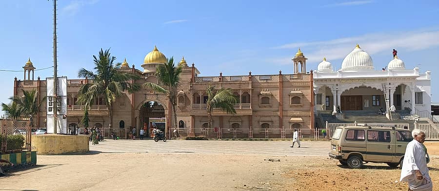 ವಾಡಿ ಸಮೀಪದ ನಾಲವಾರ ಪ್ರಸಿದ್ಧ ಕೋರಿ ಸಿದ್ದೇಶ್ವರ ಸಂಸ್ಥಾನ ಮಠದ ಹೊರನೋಟ