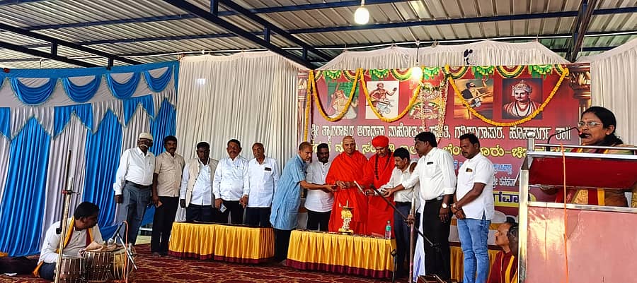 ಹೊಸದುರ್ಗದ ಶ್ರೀರಾಂಪುರ ಹೋಬಳಿಯ ಗವಿರಂಗಾಪುರ ಗ್ರಾಮದಲ್ಲಿ ನಡೆದ ಆರಾಧನಾ ಮಹೋತ್ಸವ ಕಾರ್ಯಕ್ರಮವನ್ನು ಗಣ್ಯರು ಉದ್ಘಾಟಿಸಿದರು