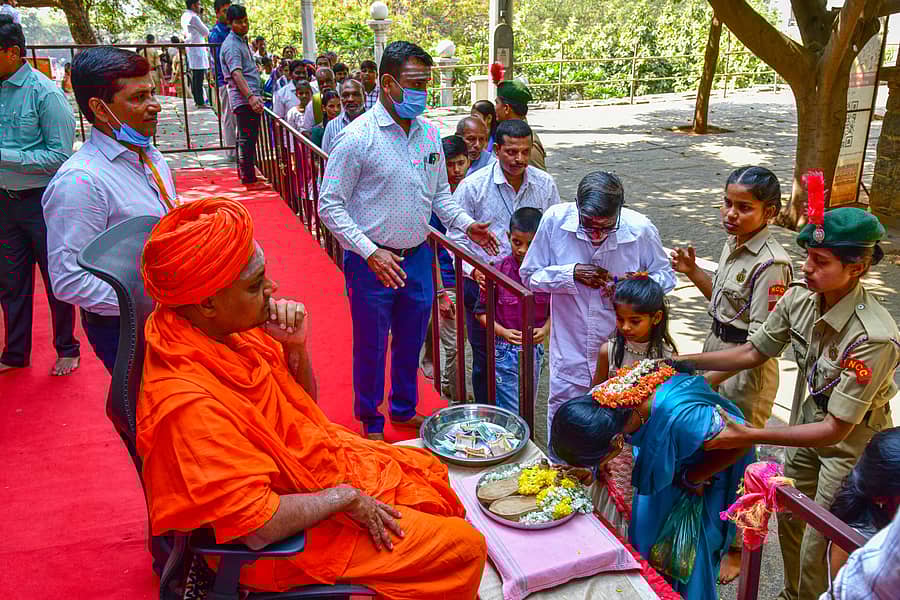 <div class="paragraphs"><p>ಕೊಪ್ಪಳದ ಗವಿಸಿದ್ಧೇಶ್ವರ ಮಠದ ಜಾತ್ರೆಯ ಮಹಾದಾಸೋಹದ ಕೊನೆಯ ದಿನವಾದ ಭಾನುವಾರ ಅಭಿನವ ಗವಿಸಿದ್ಧೇಶ್ವರ ಸ್ವಾಮೀಜಿ ದರ್ಶನ ಪಡೆಯಲು ಸೇರಿದ್ದ ಭಕ್ತರು</p></div>