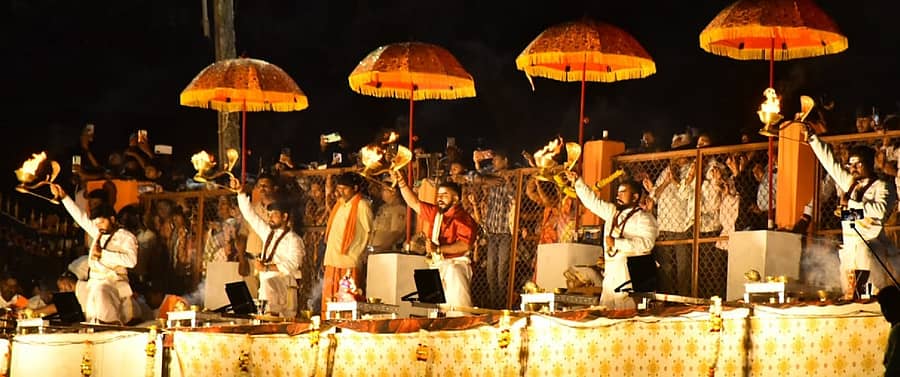 <div class="paragraphs"><p>ಹುಬ್ಬಳ್ಳಿಯ ಸಿದ್ಧಾರೂಢ ಮಠದ ಪುಷ್ಕರಣಿಯಲ್ಲಿ ಭಾನುವಾರ ಆರೂಢ ಆರತಿ ಭಕ್ತಿಭಾವದಿಂದ ನಡೆಯಿತು</p></div>