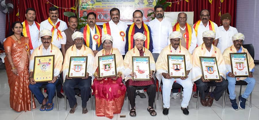 ಮಂಡ್ಯ ನಗರದ ಕರ್ನಾಟಕ ಸಂಘ ಆವರಣದ ಕೆ.ವಿ. ಶಂಕರಗೌಡ ಶಮಾನೋತ್ಸವ ಭವನದಲ್ಲಿ ಡಾ.ಜೀಶಂಪ ಸಾಹಿತ್ಯ ವೇದಿಕೆ ವತಿಯಿಂದ ಭಾನುವಾರ ಆಯೋಜಿಸಿದ್ದ ಸಂಕ್ರಾಂತಿ ಸುಗ್ಗಿ ಸಂಭ್ರಮ, 15ನೇ ಅಖಿಲ ಕರ್ನಾಟಕ ಕನ್ನಡ ಅಕ್ಷರ ಜಾತ್ರೆ ಸಮಾರಂಭದಲ್ಲಿ ವಿವಿಧ ಕ್ಷೇತ್ರಗಳ ಸಾಧಕರಿಗೆ ಪ್ರಶಸ್ತಿ ನೀಡಿ ಗೌರವಿಸಲಾಯಿತು 