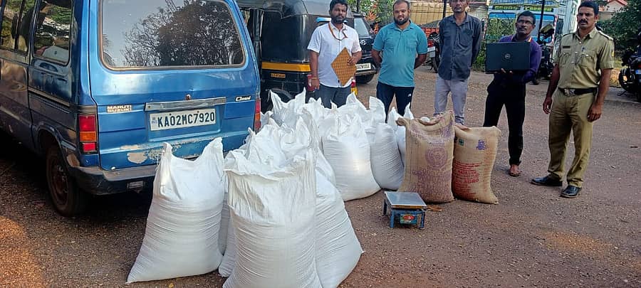 ಭಟ್ಕಳದ ರಂಗಿನಕಟ್ಟೆ ಬಳಿ ಅಕ್ರಮ ಅಕ್ಕಿ ಸಾಗಾಟ ವೇಳೆ ಪತ್ತೆ ಹಚ್ಚಿ ವಶಪಡಿಸಿಕೊಳ್ಳಲಾಗಿದೆ