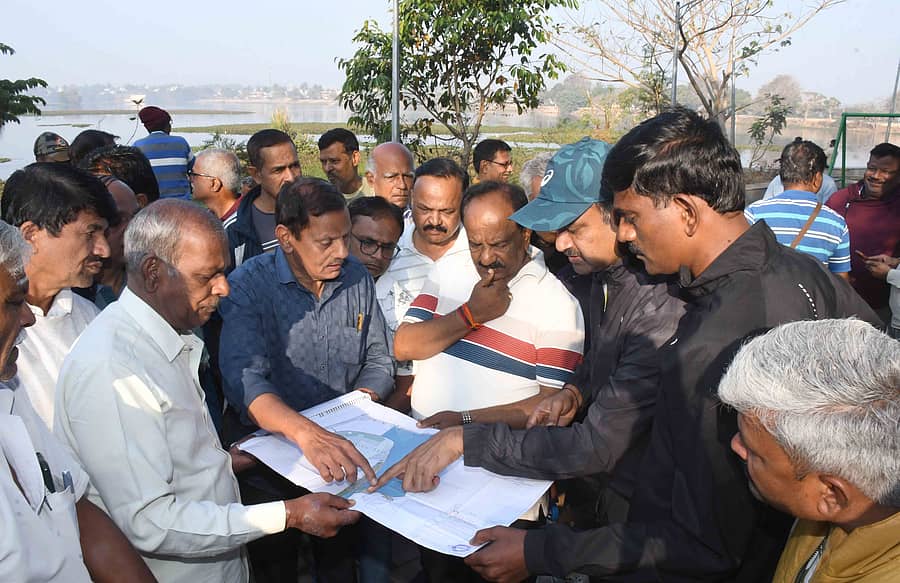 <div class="paragraphs"><p>ಧಾರವಾಡದ ಕೆಲಗೇರಿ ಕೆರೆ ಪ್ರದೇಶದಲ್ಲಿ ಭಾನುವಾರ ಹುಡಾ ಆಯುಕ್ತ ಸಂತೋಷ ಬಿರಾದಾರ, ಪಾಲಿಕೆ ಆಯುಕ್ತ ರುದ್ರೇಶ ಘಾಳಿ ಅವರು ಶಾಸಕ ಕೋನರೆಡ್ಡಿ ಅವರಿಗೆ ಕೆರೆ ಅಭಿವೃದ್ಧಿ ಡಿಪಿಆರ್‌ ಕುರಿತು ಮಾಹಿತಿ ನೀಡಿದರು</p></div>