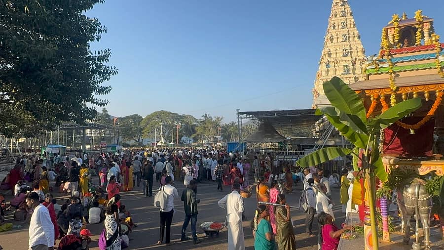 ಅಮಾವಾಸ್ಯೆ ಪ್ರಯುಕ್ತ ಮಲೆ ಮಾದಪ್ಪನ ಸನ್ನಿಧಿಯಲ್ಲಿ ಭಾನುವಾರ ನಡೆದ ವಿಶೇಷ ಪೂಜೆಯಲ್ಲಿ ಭಾಗವಹಿಸಿದ್ದ ಭಕ್ತರು