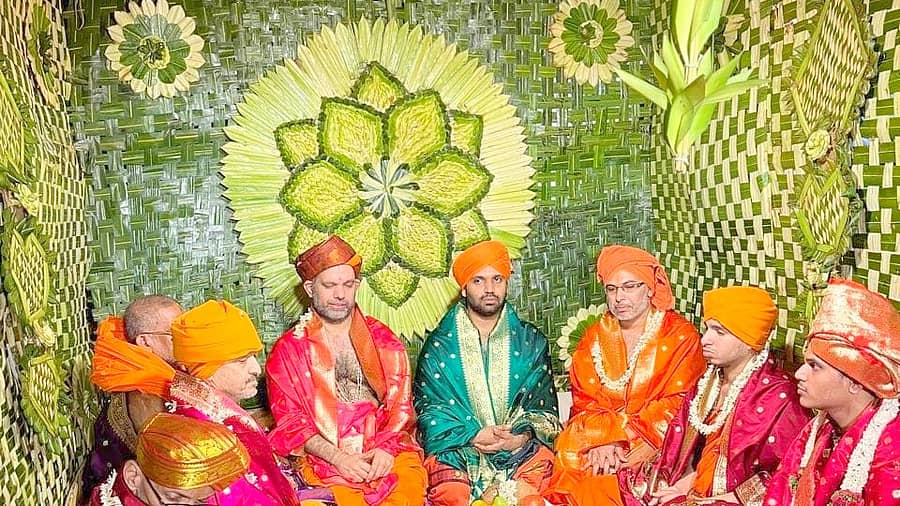 <div class="paragraphs"><p>ಪರ್ಯಾಯ ದರ್ಬಾರ್‌ಗೂ ಮೊದಲು ಅರಳು ಗದ್ದಿಗೆ ಸಾಂಪ್ರಾದಯಿಕ ದರ್ಬಾರ್ ನಡೆಯಿತು</p></div>