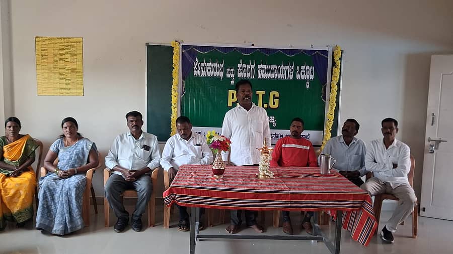 ಕುಶಾಲನಗರ ಸಮೀಪದ ಬಸವನಹಳ್ಳಿ ಸಮುದಾಯ ಭವನದಲ್ಲಿ ಭಾನುವಾರ ಏರ್ಪಡಿಸಿದ್ದ ಜೇನು ಕುರುಬ ಹಾಗೂ ಕೊರಗ ಸಮುದಾಯಗಳ ಒಕ್ಕೂಟದ ರಾಜ್ಯ ಕಾರ್ಯಕಾರಿಣಿ ಸಭೆಯಲ್ಲಿ  ಒಕ್ಕೂಟದ ರಾಜ್ಯ ಘಟಕದ ಅಧ್ಯಕ್ಷ ಮಂಗಳೂರಿನ ಎಂ.ಸುಂದರ್ ದಳವಾಯಿ ಮಾತನಾಡಿದರು