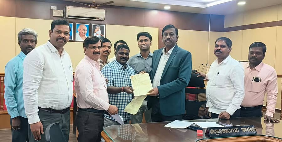 ‘ಚಿಕ್ಕಬಳ್ಳಾಪುರ ತಾಲ್ಲೂಕಿನ ಶಿಡ್ಲಘಟ್ಟ ನಗರಸಭೆಯ ಪೌರಾಯುಕ್ತರಾದ ಅಮೃತ ಗೌಡ ಅವರನ್ನು ನಿಂದಿಸಿ ಸರ್ಕಾರಿ ಕೆಲಸಕ್ಕೆ ಅಡ್ಡಿಪಡಿಸಿದ ಕಾಂಗ್ರೆಸ್ ಮುಖಂಡ ರಾಜೀವ್ ಗೌಡ ವಿರುದ್ಧ ಕಾನೂನು ಕ್ರಮ ಜರುಗಿಸಬೇಕು’ ಎಂದು ಆಗ್ರಹಿಸಿ ಹಾವೇರಿ ಜಿಲ್ಲಾಧಿಕಾರಿ ವಿಜಯ ಮಹಾಂತೇಶ ದಾನಮ್ಮನವರ ಅವರಿಗೆ ಜಿಲ್ಲೆಯ ಸ್ಥಳೀಯ ಸಂಸ್ಥೆಗಳ ಅಧಿಕಾರಿಗಳು ಶನಿವಾರ ಮನವಿ ಸಲ್ಲಿಸಿದರು