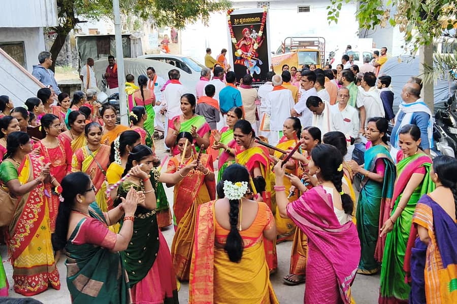 ಯಾದಗಿರಿ ನಗರದಲ್ಲಿ ಭಾನುವಾರ ಪುರಂದರದಾಸರ ಪುಣ್ಯತಿಥಿ ಹಿನ್ನೆಲೆ ನಗರ ಸಂಕೀರ್ತನೆ ಕಾರ್ಯಕ್ರಮದಲ್ಲಿ ಸಂಕೀರ್ತನೆ ನಡೆಸಿದ ಮಹಿಳೆಯರು