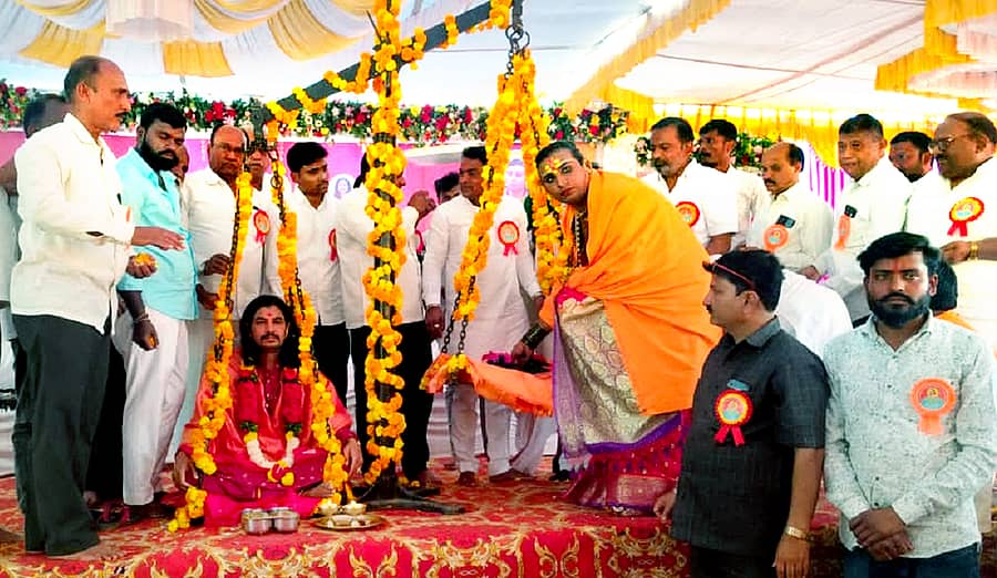 ಬಸವಕಲ್ಯಾಣ ತಾಲ್ಲೂಕಿನ ನಿರ್ಗುಡಿಯಲ್ಲಿ ಭಾನುವಾರ ಪುಣೆಯ ದಾದಾ ಮಹಾರಾಜ ಅವರ ತುಲಾಭಾರ ನೆರವೇರಿಸಲಾಯಿತು. ಮಾತೆ ಭಾಗ್ಯವಂತಿದೇವಿ ಇದ್ದರು