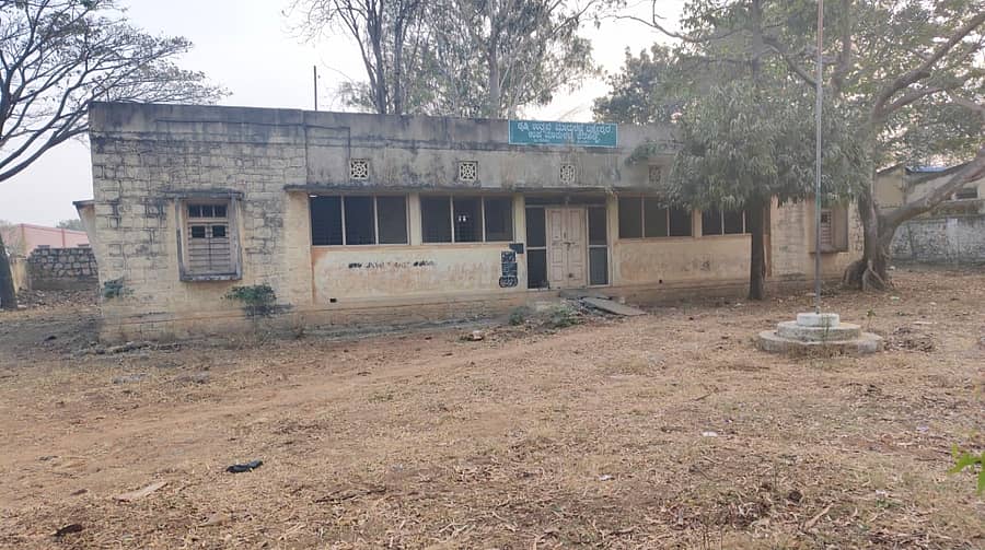 ಅನೈತಿಕ ಚಟುವಟಿಕೆ ತಾಣವಾದ ಶಿರಹಟ್ಟಿಯ ಎಪಿಎಂಸಿ ಕಚೇರಿ ಕಟ್ಟಡ