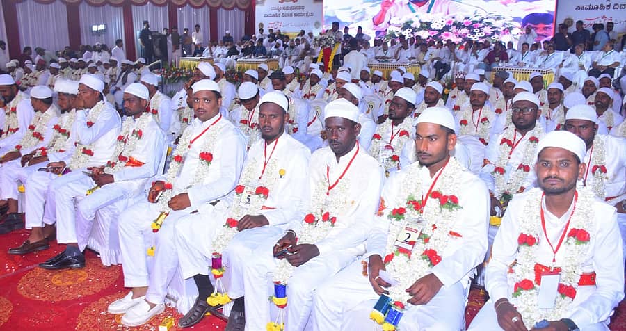 ರಾಯಚೂರು ಜಿಲ್ಲೆಯ ಮಾನ್ವಿ ಪಟ್ಟಣದಲ್ಲಿ ಭಾನುವಾರ ನಡೆದ ಸಾಮೂಹಿಕ ವಿವಾಹ ಕಾರ್ಯಕ್ರಮದಲ್ಲಿ ಮುಸ್ಲಿಂ ಸಮುದಾಯದ 121 ಜೋಡಿಗಳು ದಾಂಪತ್ಯಕ್ಕೆ ಕಾಲಿರಿಸಿದವು 