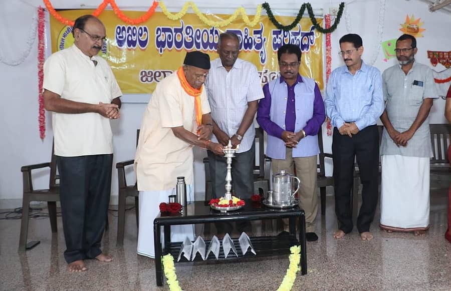 <div class="paragraphs"><p>ಅಖಿಲ ಭಾರತೀಯ ಸಾಹಿತ್ಯ ಪರಿಷದ್ ಮೈಸೂರು ಜಿಲ್ಲಾ ಸಮಿತಿಯು ಭಾನುವಾರ ಇಲ್ಲಿನ ಸಿದ್ಧಾರ್ಥ ನಗರದ ವಿನಯ ಮಾರ್ಗದಲ್ಲಿ ಆಯೋಜಿಸಿದ್ದ ಮೈಸೂರು ಜಿಲ್ಲಾ ಅಧಿವೇಶನ</p></div>