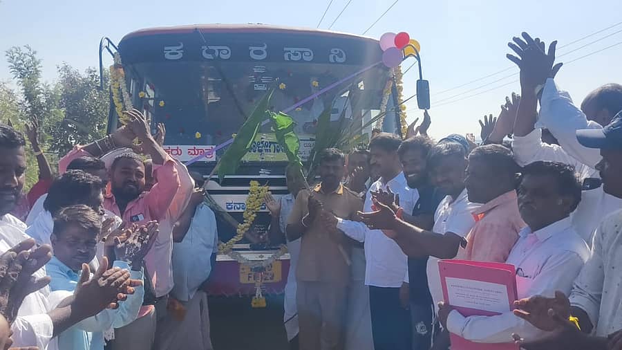 ಹನೂರು ತಾಲ್ಲೂಕಿನ ಲೊಕ್ಕನಹಳ್ಳಿ ಜಿಲ್ಲಾ ಪಂಚಾಯಿತಿ ವ್ಯಾಪ್ತಿಯ ಬೈಲೂರು ಗ್ರಾಮ ಪಂಚಾಯಿತಿಯ ವಿದ್ಯಾರ್ಥಿಗಳ ಹಾಗೂ ಸಾರ್ವಜನಿಕರ ಅನುಕೂಲಕ್ಕಾಗಿ ನೂತನ ಮಾರ್ಗದ ಸಾರಿಗೆ ಬಸ್‌ಗೆ ಭಾನುವಾರ ಶಾಸಕ ಎಂ.ಆರ್. ಮಂಜುನಾಥ್ ಚಾಲನೆ ನೀಡಿದರು