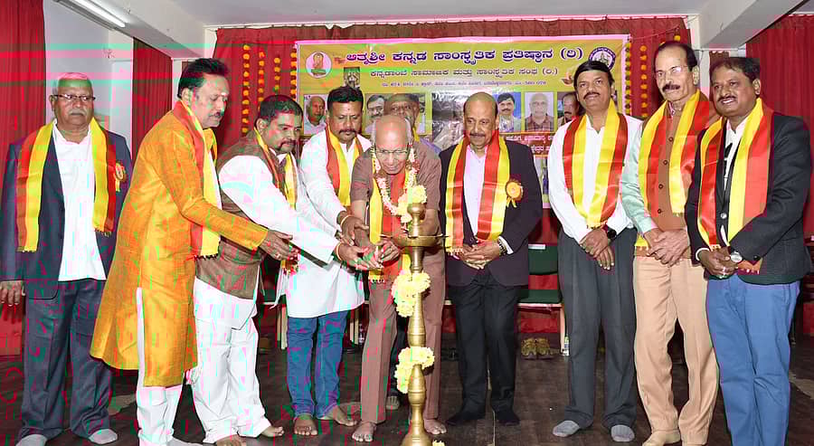 <div class="paragraphs"><p>ಮೈಸೂರಿನ ಕನ್ನಡ ಸಾಹಿತ್ಯ ಭವನದಲ್ಲಿ ಆತ್ಮಶ್ರೀ ಕನ್ನಡ ಸಾಂಸ್ಕೃತಿಕ ಪ್ರತಿಷ್ಠಾನವು ಭಾನುವಾರ ಏರ್ಪಡಿಸಿದ್ದ ‘ಸುಗ್ಗಿ ಸಂಭ್ರಮ’ ಕಾರ್ಯಕ್ರಮವನ್ನು ಸಾಹಿತಿ ಸಿಪಿಕೆ ಉದ್ಘಾಟಿಸಿದರು.</p></div>