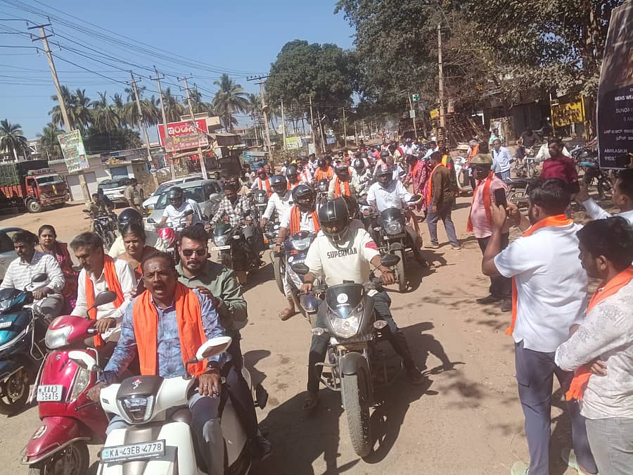 ವಿಜಯಪುರದಲ್ಲಿ ಭಾನುವಾರ ಹಿಂದೂ ಸಮಾಜೋತ್ಸವ ಆಯೋಜನಾ ಸಮಿತಿಯಿಂದ ಬೈಕ್ ರ‍್ಯಾಲಿ ನಡೆಯಿತು