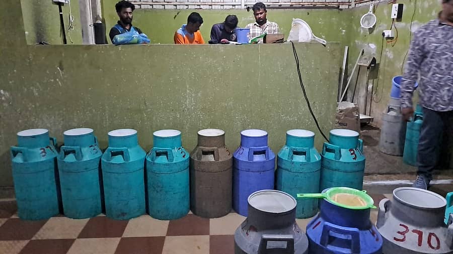 ಕೆಜಿಎಫ್‌ ತಾಲ್ಲೂಕು ಬಳ್ಳಂಗೆರೆ ಗ್ರಾಮದ ತೋಟದ ಮನೆಯಲ್ಲಿ ಈಚೆಗೆ ವಶಪಡಿಸಿಕೊಂಡ ನಕಲಿ ಹಾಲು