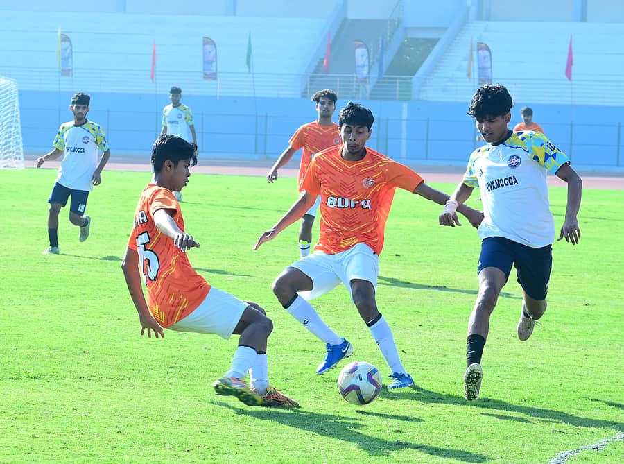 ತುಮಕೂರಿನಲ್ಲಿ ಭಾನುವಾರ ಶಿವಮೊಗ್ಗ ಮತ್ತು ಬೆಳಗಾವಿ ಮಧ್ಯೆ ಫುಟ್‌ಬಾಲ್‌ ಪಂದ್ಯ ನಡೆಯಿತು
ಚಿತ್ರಗಳು: ಚಂದನ್‌