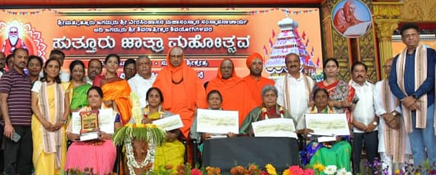 ಕೃಷಿ ವಿಚಾರ ಸಂಕಿರಣದ ಉದ್ಘಾಟನೆಯಲ್ಲಿ ರೈತ ಮಹಿಳೆಯರಾದ ಚಿಕ್ಕತಾಯಮ್ಮ, ಶಿವಮ್ಮ, ರತ್ನಮ್ಮ, ಎಂ.ಸಿ.ಗುಣಸಾಗರಿ ಹಾಗೂ ಎಸ್‌. ಆಶ್ವಿನಿ ಅವರನ್ನು ಸನ್ಮಾನಿಸಲಾಯಿತು