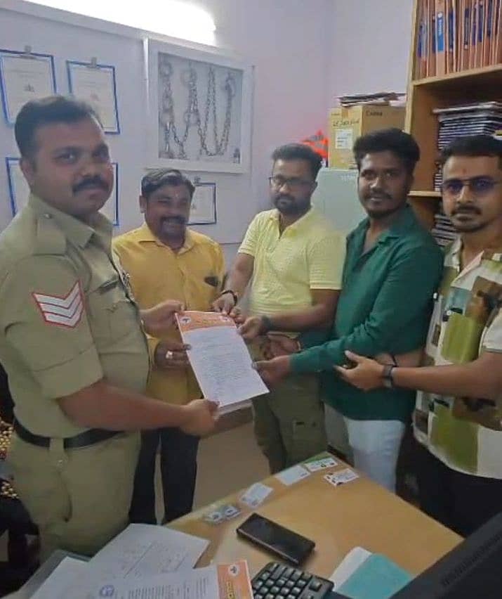 ದೊಡ್ಡಬಳ್ಳಾಪುರ ತಾಲ್ಲೂಕಿನ ವಡ್ಡರಪಾಳ್ಯ ಬಳಿ ಅಕ್ರಮವಾಗಿ ವಲಸೆ ಬಂದಿರುವ ಬಾಂಗ್ಲದೇಶದವರ ಬಗ್ಗೆ ಸೂಕ್ತ ತನಿಖೆ ನಡೆಸುವಂತೆ ಭಾನುವಾರ ವಿಶ್ವಹಿಂದೂ ಪರಿಷತ್‌, ಬಜರಂಗದಳ ವತಿಯಿಂದ ಗ್ರಾಮಾಂತರ ಪೊಲೀಸ್‌ ಠಾಣೆಗೆ ದೂರು ನೀಡಲಾಯಿತು