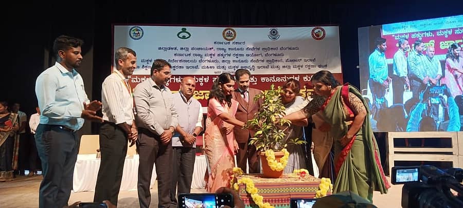 ಹಾಸನದ ಹಾಸನಾಂಬ ಕಲಾಕ್ಷೇತ್ರದಲ್ಲಿ ಶನಿವಾರ ನಡೆದ ಕಾರ್ಯಕ್ರಮವನ್ನು ಹೈಕೋರ್ಟ್ ನ್ಯಾಯಮೂರ್ತಿ ಎಚ್.ಪಿ. ಸಂದೇಶ್‌ ಉದ್ಘಾಟಿಸಿದರು.