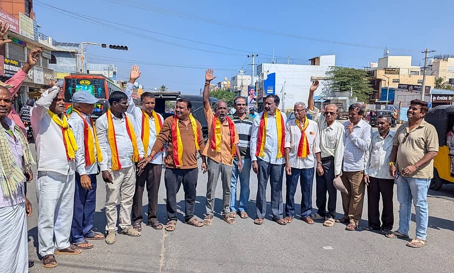 ಕರ್ನಾಟಕದಿಂದ ತೆರಳಿದ್ದ ಶಬರಿಮಲೆ ಯಾತ್ರಿಗಳ ವಾಹನ ತಡೆದು ಕನ್ನಡಿಗರ ಮೇಲೆ ಹಲ್ಲೆ ನಡೆಸಿದವರ ವಿರುದ್ಧ ಕ್ರಮಕ್ಕೆ ಒತ್ತಾಯಿಸಿ ಕರ್ನಾಟಕ ಸೇನಾಪಡೆ ವತಿಯಿಂದ ಭಾನುವಾರ ನಗರದಲ್ಲಿ ಪ್ರತಿಭಟನೆ ನಡೆಸಲಾಯಿತು