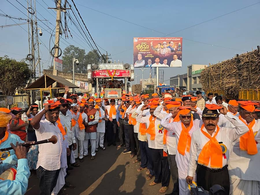 ಮುಧೋಳದಲ್ಲಿ ಭಾನುವಾರ ನಡೆದ ವಚನ ಸಾಹಿತ್ಯ ಸಮ್ಮೇಳನದ ಅಂಗವಾಗಿ ವಚನ ಕಟ್ಟುಗಳ ಮೆರವಣಿಗೆ ನಡೆಯಿತು