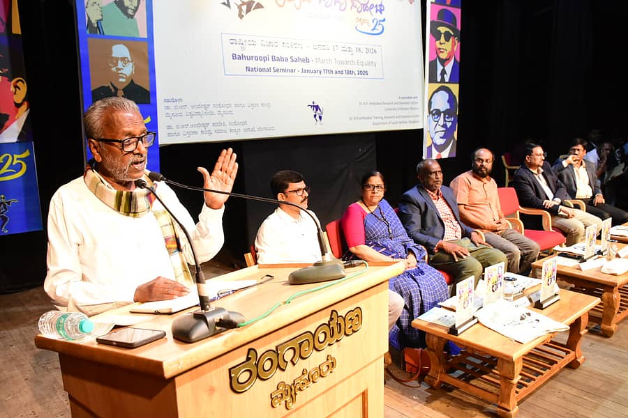 ಮೈಸೂರಿನ ರಂಗಾಯಣದಲ್ಲಿ ಭಾನುವಾರ ಮುಕ್ತಾಯವಾದ ಬಹುರೂಪಿ ರಾಷ್ಟ್ರೀಯ ನಾಟಕೋತ್ಸವದ ವಿಚಾರಸಂಕಿರಣದ ಸಮಾರೋ‍ಪದಲ್ಲಿ ರಂಗಕರ್ಮಿ ಕೋಟಿಗಾನಹಳ್ಳಿ ರಾಮಯ್ಯ ಮಾತನಾಡಿದರು. ಎಂ.ಡಿ.ಸುದರ್ಶನ, ಕೆ.ಆರ್.ನಂದಿನಿ, ಪ್ರೊ.ಜೆ.ಸೋಮಶೇಖರ್, ‌ಸತೀಶ್‌ ತಿಪಟೂರು ಪಾಲ್ಗೊಂಡಿದ್ದರು –ಪ್ರಜಾವಾಣಿ ಚಿತ್ರ 