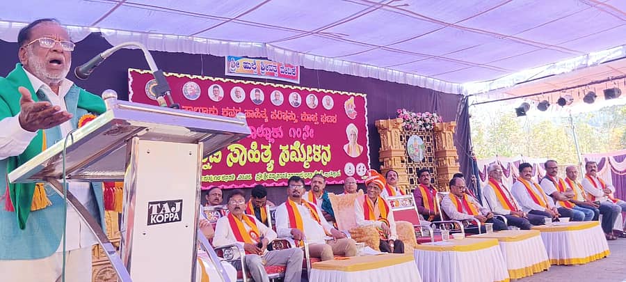 ಕೊಪ್ಪ ತಾಲ್ಲೂಕು 10ನೇ ಕನ್ನಡ ಸಾಹಿತ್ಯ ಸಮ್ಮೇಳನದ ಎರಡನೇ ಗೋಷ್ಠಿಯಲ್ಲಿ ರೈತ ಹೋರಾಟಗಾರ ಕೆ.ಟಿ.ಗಂಗಾಧರ್ ಮಾತನಾಡಿದರು. ಸಮ್ಮೇಳನ ಅಧ್ಯಕ್ಷ ಜಾಳ್ಮರ ಸುಬ್ಬರಾವ್ ಇದ್ದಾರೆ