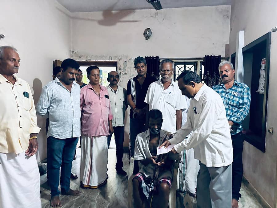 ಮಾಧವ ಆಚಾರ್ಯ ಅವರ ಕುಟುಂಬಸ್ಥರಿಗೆ ಚೆಕ್‌ ವಿತರಿಸಲಾಯಿತು