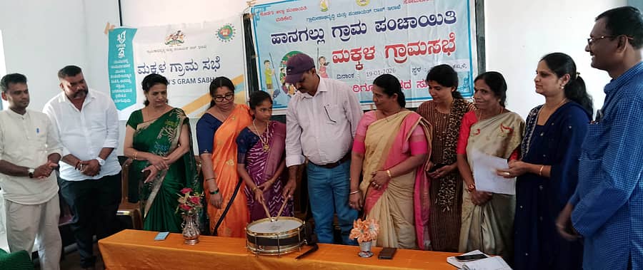 ಸೋಮವಾರಪೇಟೆ ತಾಲ್ಲೂಕಿನ ಹಾನಗಲ್ಲು ಶೆಟ್ಟಳ್ಳಿ ಶಾಲೆಯಲ್ಲಿ ನಡೆದ ಹಾನಗಲ್ ಗ್ರಾಮ ಪಂಚಾಯಿತಿ ಮಕ್ಕಳ ಗ್ರಾಮಸಭೆಗೆ ಪಂಚಾಯಿತಿ ಅಧ್ಯಕ್ಷ ಯಶಾಂತ್ ಕುಮಾರ್ ಚಾಲನೆ ನೀಡಿದರು