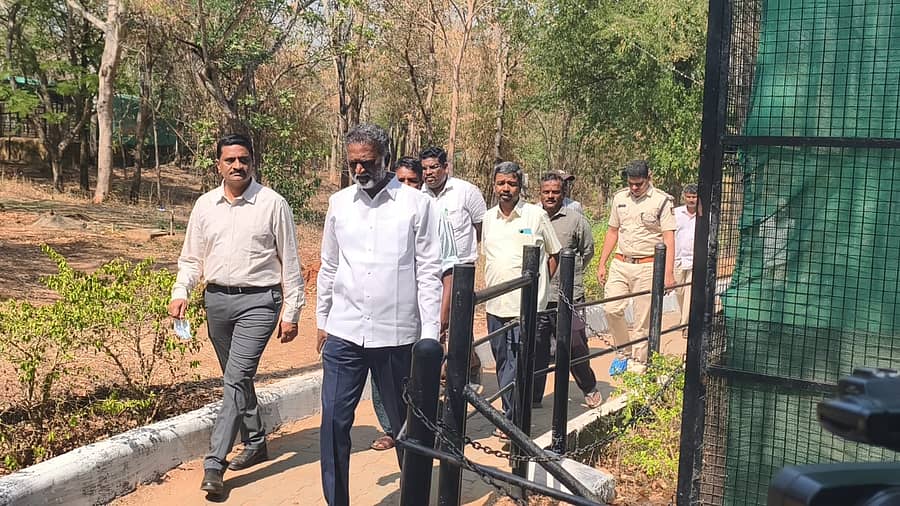 ಮಾಯಕೊಂಡ ಸಮೀಪದ ಆನಗೋಡು ಇಂದಿರಾ ಪ್ರಿಯದರ್ಶಿನಿ ಕಿರು ಮೃಗಾಲಯಕ್ಕೆ ಶಾಸಕ ಕೆ.ಎಸ್. ಬಸವಂತಪ್ಪ ಅವರು ಸೋಮವಾರ ಭೇಟಿ ನೀಡಿ ಪರಿಶೀಲನೆ ನಡೆಸಿದರು