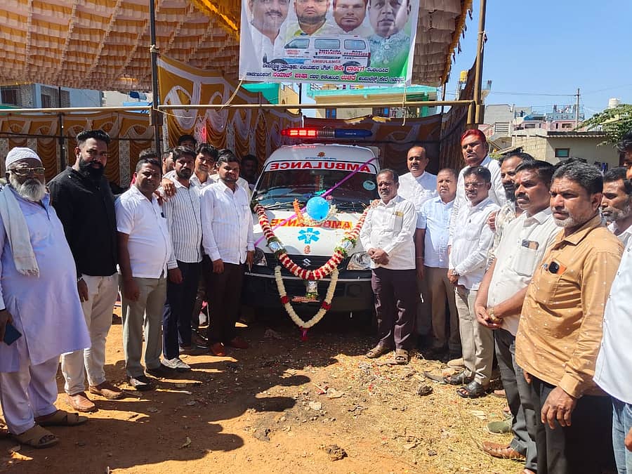 ವಿಜಯಪುರದ ಶಹೆನಾಜ್ ಉನ್ನೀಸ್ ಟ್ರಸ್ಟ್ ಆರಂಭಿಸಿದ ಉಚಿತ ಆಂಬುಲೆನ್ಸ್ ಸೇವೆಗೆ ಕೆಪಿಸಿಸಿ ಕಾರ್ಯದರ್ಶಿ ವಿ.ಮಂಜುನಾಥ್ ಚಾಲನೆ ನೀಡಿದರು. ವಾಣಿಜ್ಯೋದ್ಯಮಿ ನಯಾಜ್ ಪಾಷಾ ಇದ್ದರು.