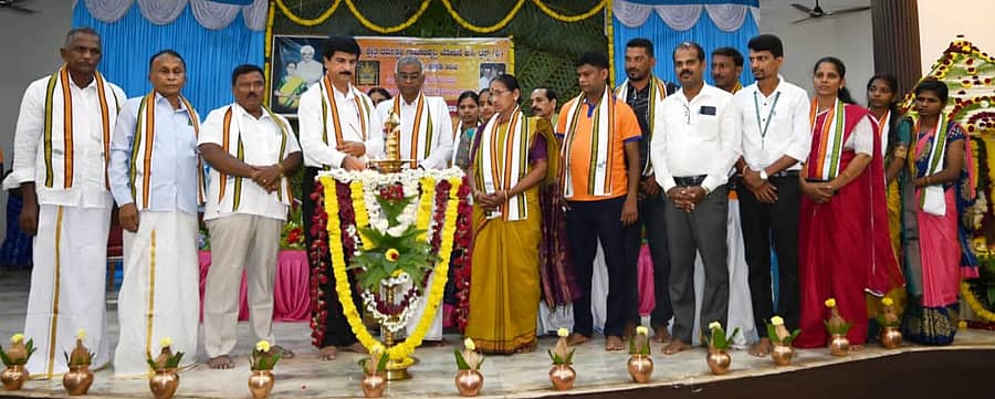 ಸೂರಾಲು ಮಹಾಲಿಂಗೇಶ್ವರ ದೇವಸ್ಥಾನದ ಆನುವಂಶಿಕ ಮೊಕ್ತೇಸರ ತಿಲಕ್ ಪ್ರಸಾದ್ ಕಾರ್ಯಕ್ರಮಕ್ಕೆ ಚಾಲನೆ ನೀಡಿದರು