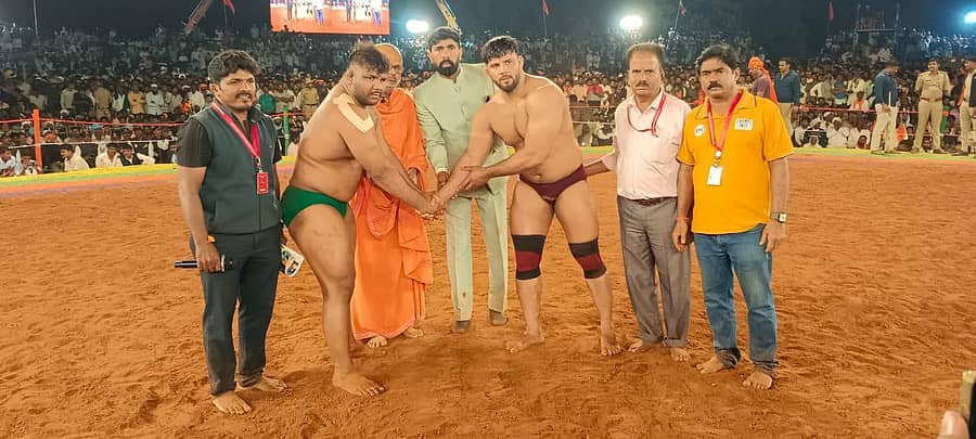 ಹಳಿಯಾಳದಲ್ಲಿ ನಡೆದ ಕುಸ್ತಿ ಪಂದ್ಯಾವಳಿಯಲ್ಲಿಮಹಾರಾಷ್ಟ್ರ ಕೇಸರಿ ವಿಜೇತ ಸಿಕಂದರ ಶೇಖ್‌ ಮತ್ತು ಪೃಥ್ಥಿರಾಜ ಪಾಟೀಲ ನಡುವೆ ಕುಸ್ತಿ ಪಂದ್ಯಾವಳಿಗೆ ಜನಸೇಹ್ನಿ ರಾಜು ಪೇಜೋಳ್ಳಿ ಹಾಗೂ ಮಂಜುನಾಥ ಭಾರತಿ ಸ್ವಾಮೀಜಿ ಚಾಲನೆ ನೀಡಿದರು.   