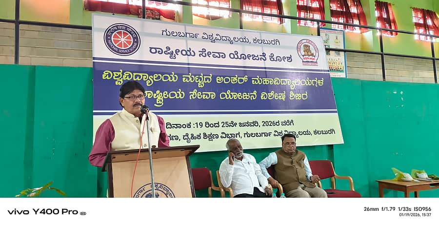 ಕಲಬುರಗಿಯ ಗುಲಬರ್ಗಾ ವಿಶ್ವವಿದ್ಯಾಲಯದಲ್ಲಿ ನಡೆದ ಅಂತರ್ ಮಹಾವಿದ್ಯಾಲಯಗಳ ಎನ್‌ಎನ್‌ಎಸ್‌ ಶಿಬಿರದಲ್ಲಿ ಎಚ್.ಎಸ್.ಜಂಗೆ ಮಾತನಾಡಿದರು  