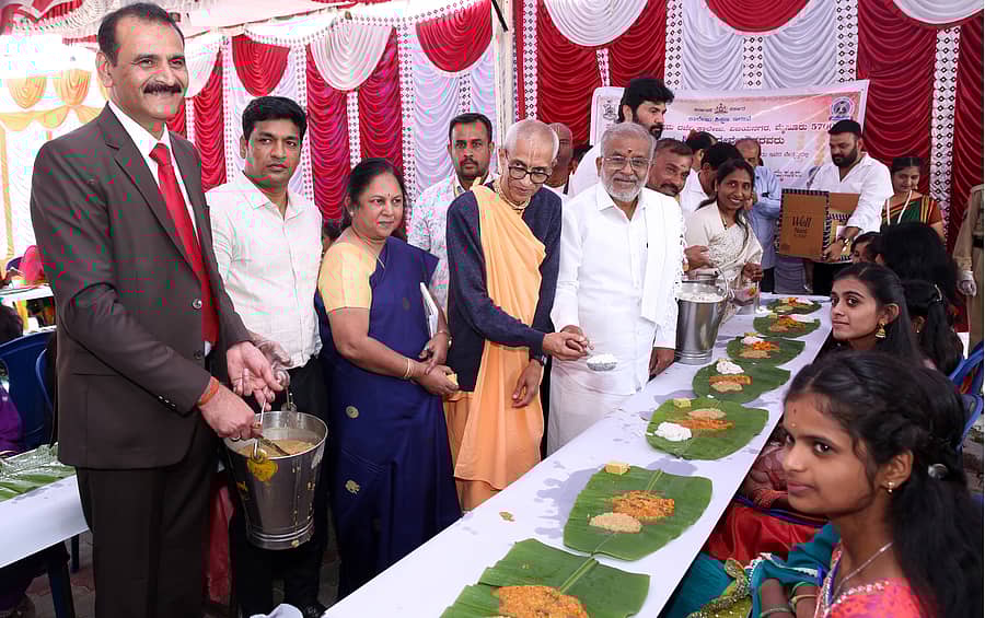 ಮೈಸೂರಿನ ವಿಜಯನಗರದ ಸರ್ಕಾರಿ ಮಹಿಳಾ ಪ್ರಥಮ ದರ್ಜೆ ಕಾಲೇಜಿನಲ್ಲಿನ ವಿದ್ಯಾರ್ಥಿಗಳಿಗೆ ಮಧ್ಯಾಹ್ನದ ಬಿಸಿಯೂಟ ಸೌಲಭ್ಯಕ್ಕೆ ಶಾಸಕ ಜಿ.ಟಿ.ದೇವೇಗೌಡ ಸೋಮವಾರ ಚಾಲನೆ ನೀಡಿದರು 