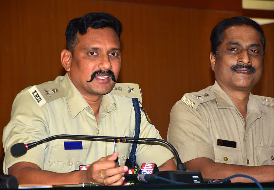 ಮೈಸೂರಿನ ಜಿಲ್ಲಾ ಪೊಲೀಸ್‌ ವರಿಷ್ಠಾಧಿಕಾರಿ ಕಚೇರಿಯಲ್ಲಿ ಸೋಮವಾರ ದರೋಡೆ ಪ್ರಕರಣ ಕುರಿತು ಎಸ್‌ಪಿ ಮಲ್ಲಿಕಾರ್ಜುನ ಬಾಲದಂಡಿ ಮಾಹಿತಿ ನೀಡಿದರು. ಎಎಸ್‌ಪಿ ಎಂ.ನಾಗೇಶ್‌ ಹಾಜರಿದ್ದರು