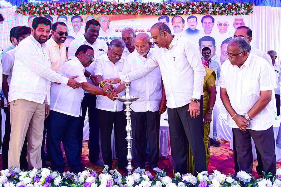 ಕೊಪ್ಪಳದಲ್ಲಿ ಸೋಮವಾರ ನಡೆದ ನಗರಾಭಿವೃದ್ಧಿ ಪ್ರಾಧಿಕಾರದ ಪದಗ್ರಹಣ ಸಮಾರಂಭವನ್ನು ಮಾಜಿ ಸಂಸದ ಸಂಗಣ್ಣ ಕರಡಿ ದೀಪ ಬೆಳಗುವ ಮೂಲಕ ಉದ್ಘಾಟಿಸಿದರು. ಪ್ರಾಧಿಕಾರದ ನೂತನ ಅಧ್ಯಕ್ಷ ಪ್ರಸನ್ನ ಗಡಾದ, ಶಾಸಕ ಕೆ.ರಾಘವೇಂದ್ರ ಹಿಟ್ನಾಳ್‌, ಸಂಸದ ಕೆ.ರಾಜಶೇಖರ ಹಿಟ್ನಾಳ್‌, ಪ್ರಾಧಿಕಾರದ ನಿರ್ಗಮಿತ ಅಧ್ಯಕ್ಷ ಶ್ರೀನಿವಾಸ ಗುಪ್ತಾ ಸೇರಿದಂತೆ ಇತರರು ಇದ್ದರು