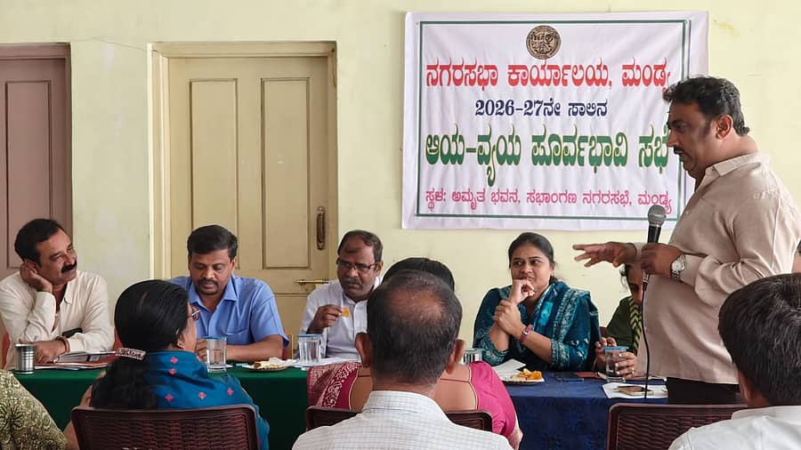 ಮಂಡ್ಯ ನಗರಸಭೆ ಕಚೇರಿಯಲ್ಲಿ ಸೋಮವಾರ ನಡೆದ ಬಜೆಟ್ ಪೂರ್ವಭಾವಿ ಸಭೆಯಲ್ಲಿ ನಿರ್ಗಮಿತ ಅಧ್ಯಕ್ಷ ಎಂ.ವಿ. ಪ್ರಕಾಶ್ ಮಾತನಾಡಿದರು. ಪೌರಾಯುಕ್ತೆ ಪಂಪಾಶ್ರೀ ಮತ್ತು ಅಧಿಕಾರಿಗಳು ಪಾಲ್ಗೊಂಡಿದ್ದರು 