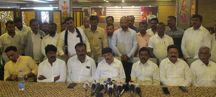 ಆನೇಕಲ್ ತಾಲ್ಲೂಕಿನ ಚಂದಾಪುರದಲ್ಲಿ ಜೆಡಿಎಸ್ ಪಕ್ಷದ ವತಿಯಿಂದ ಆಯೋಜಿಸಿದ್ದ ಪತ್ರಿಕಾಗೋಷ್ಠಿಯನ್ನುದ್ದೇಶಿಸಿ ಜೆಡಿಎಸ್ ರಾಜ್ಯ ಪ್ರಧಾನ ಕಾರ್ಯದರ್ಶಿ ಗೊಟ್ಟಿಗೆರೆ ಮಂಜುನಾಥ್ ಮಾತನಾಡಿದರು