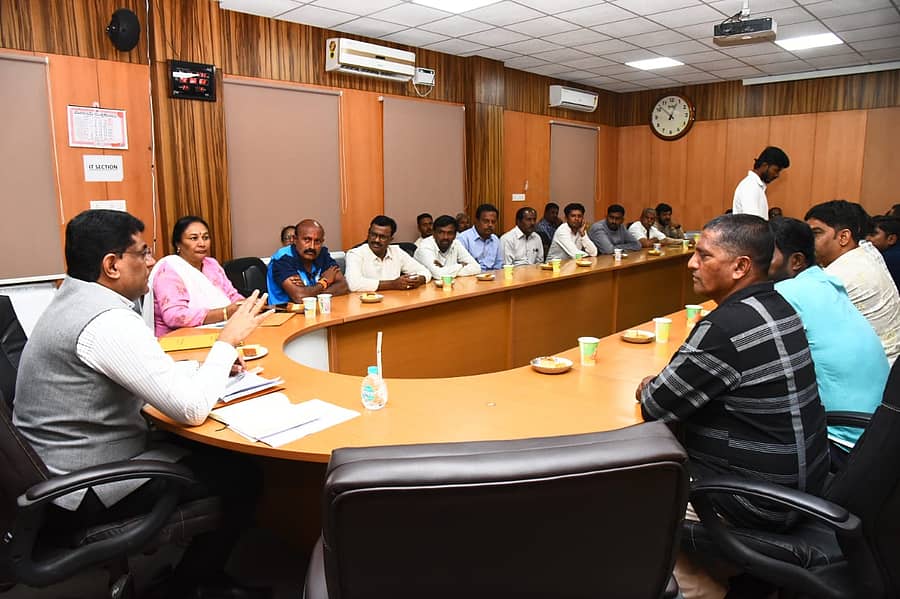 ಚಿಕ್ಕಬಳ್ಳಾಪುರದಲ್ಲಿ ಕ್ರೀಡಾ ಚಟುವಟಿಕೆಗಳಿಗೆ ಸಂಬಂಧಿಸಿದಂತೆ ಸರ್ಕಾರೇತರ ಕ್ರೀಡಾ ಸಂಸ್ಥೆಗಳ ಮುಖ್ಯಸ್ಥರು, ತರಬೇತುದಾರರು, ಕ್ರೀಡಾಪಟುಗಳ ಜೊತೆ ಜಿಲ್ಲಾಧಿಕಾರಿ ಜಿ.ಪ್ರಭು ಸಭೆ ನಡೆಸಿದರು 
