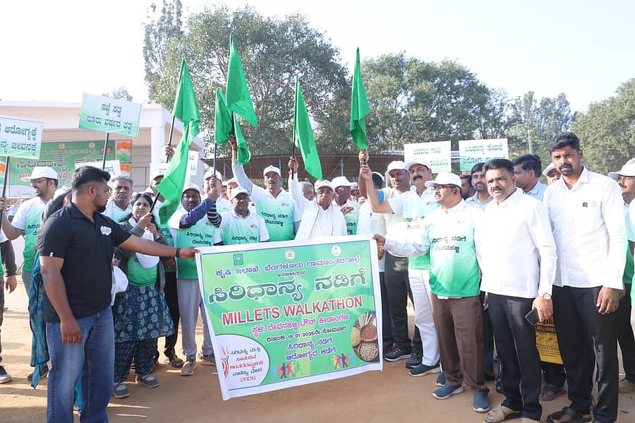 ದೇವನಹಳ್ಳಿಯಲ್ಲಿ ಆಯೋಜಿಸಿದ್ದ ಜಿಲ್ಲಾ ಮಟ್ಟದ ಸಿರಿಧಾನ್ಯ ನಡಿಗೆಗೆ ಜಿಲ್ಲಾ ಉಸ್ತುವಾರಿ ಸಚಿವ ಕೆ.ಎಚ್. ಮುನಿಯಪ್ಪ ಅವರು ಹಸಿರು ನಿಶಾನೆ ತೋರುವ ಮೂಲಕ ಚಾಲನೆ ನೀಡಿದರು