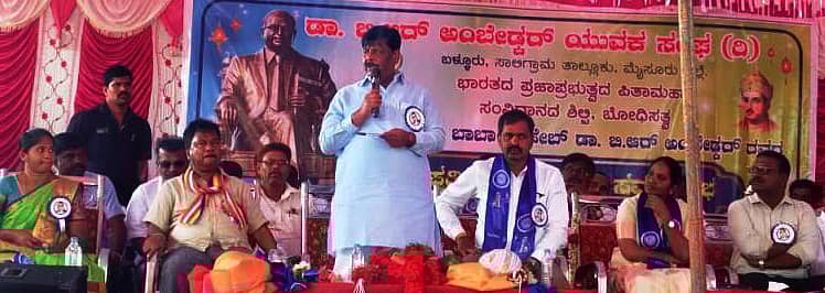 ಸಾಲಿಗ್ರಾಮ ತಾಲ್ಲೂಕಿನ ಬಳ್ಳೂರು ಗ್ರಾಮದಲ್ಲಿ ಡಾ.ಬಿ.ಆರ್.ಅಂಬೇಡ್ಕರ್ ಪುತ್ಥಳಿ ಉದ್ಘಾಟನಾ ಸಮಾರಂಭದಲ್ಲಿ ಜಿಲ್ಲಾ ಉಸ್ತುವಾರಿ ಸಚಿವ ಎಚ್.ಸಿ.ಮಹದೇವಪ್ಪ  ಮಾತನಾಡಿದರು. ಶಾಸಕ ಡಿ.ರವಿಶಂಕರ್, ಅಚ್ಚುತಾನಂದ, ತಹಶೀಲ್ದಾರ್ ರುಕಿಯಾಬೇಗಂ ಭಾಗವಹಿಸಿದ್ದರು