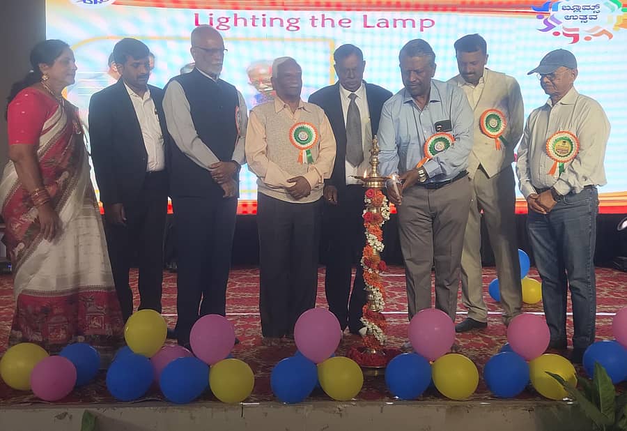 ಬಾಗೇಪಲ್ಲಿಯಲ್ಲಿ ಸೋಮವಾರ ಹಮ್ಮಿಕೊಂಡಿದ್ದ ಬ್ಲೂಮ್ಸ್ ಉತ್ಸವಕ್ಕೆ ವಿಮರ್ಶಕ, ಲೇಖಕ, ಕವಿ ರಂಜಾನ್ ದರ್ಗಾ ಚಾಲನೆ ನೀಡಿದರು