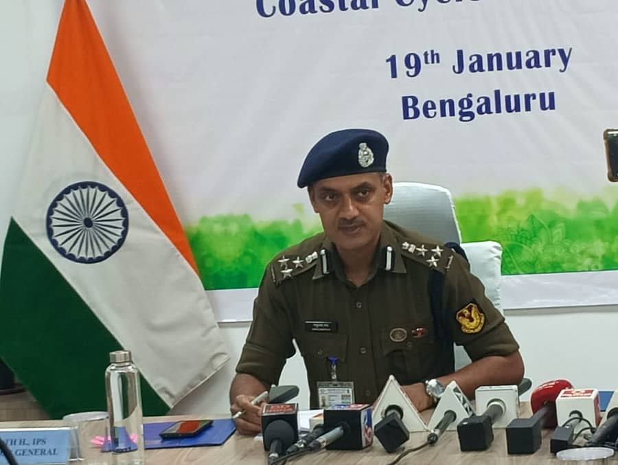 ದೇವನಹಳ್ಳಿಯ ಕೆಂಪೇಗೌಡ ಅಂತರರಾಷ್ಟ್ರೀಯ ವಿಮಾನ ನಿಲ್ದಾಣದಲ್ಲಿರುವ ಸಿಐಎಸ್ಎಫ್ ಕಚೇರಿಯಲ್ಲಿ ನಡೆದ ಪತ್ರಿಕಾಗೋಷ್ಠಿಯಲ್ಲಿ ಸಿಐಎಸ್ಎಫ್ ಬೆಂಗಳೂರು ವಲಯದ ಡಿಐಜಿ ಎಚ್. ಮಂಜುನಾಥ್ ಮಾತನಾಡಿದರು